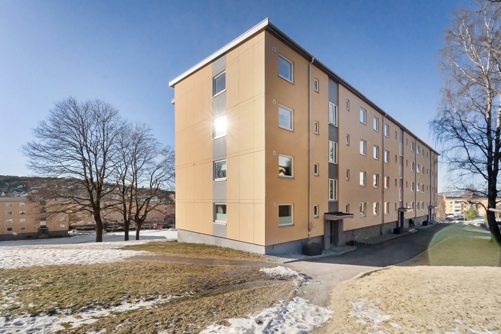 Store gressplener, beplantning, hyggelig gangstier. Veldrevet, organisert borettslag med god vedlikeholdshistorikk. Galleribilde
