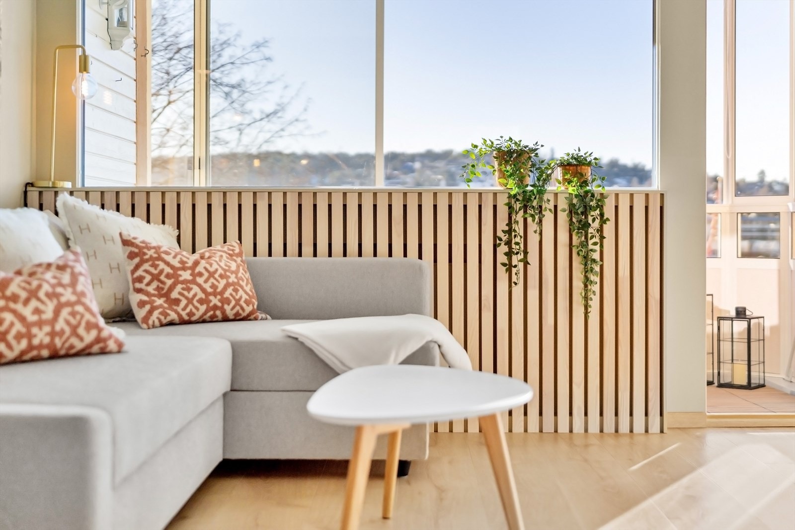 Smakfull løsning hvor radiator er bygget inn med spilevegg. Galleribilde