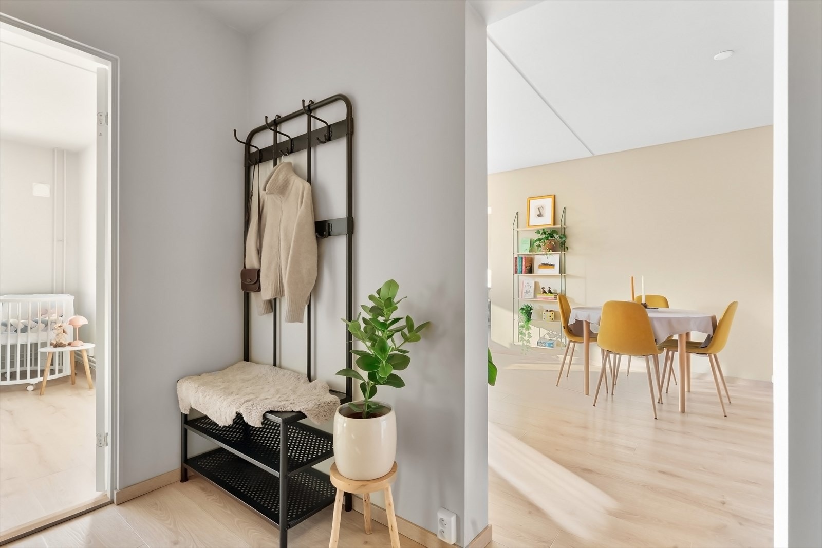 Lys og hyggelig entré med god plass til klesoppheng og skoskap. Galleribilde