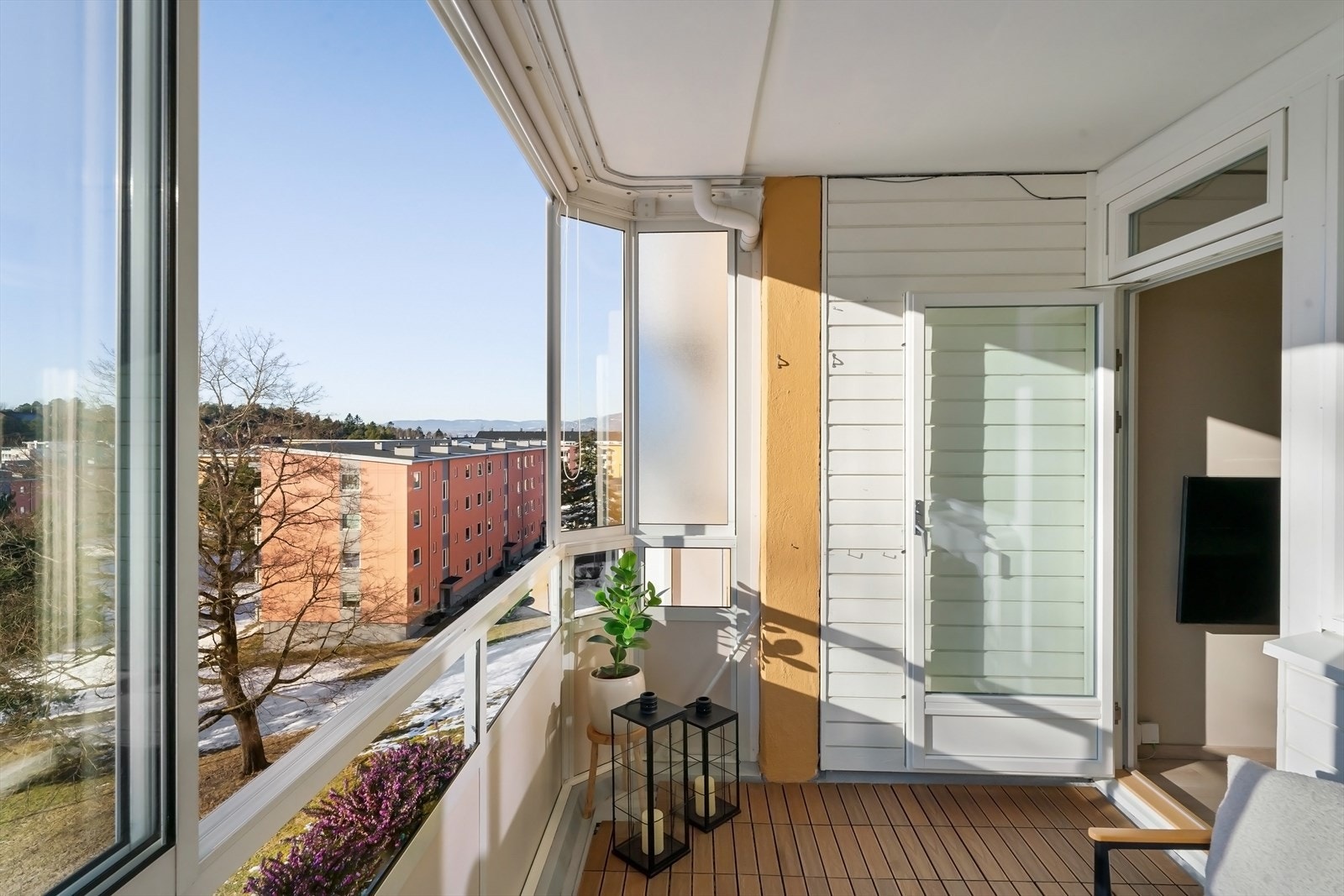 Balkong er ca. 7 kvm i betongkonstruksjon, betongdekke med tremmer i plast og rekkverk i metall med enkle skyveglass. Galleribilde