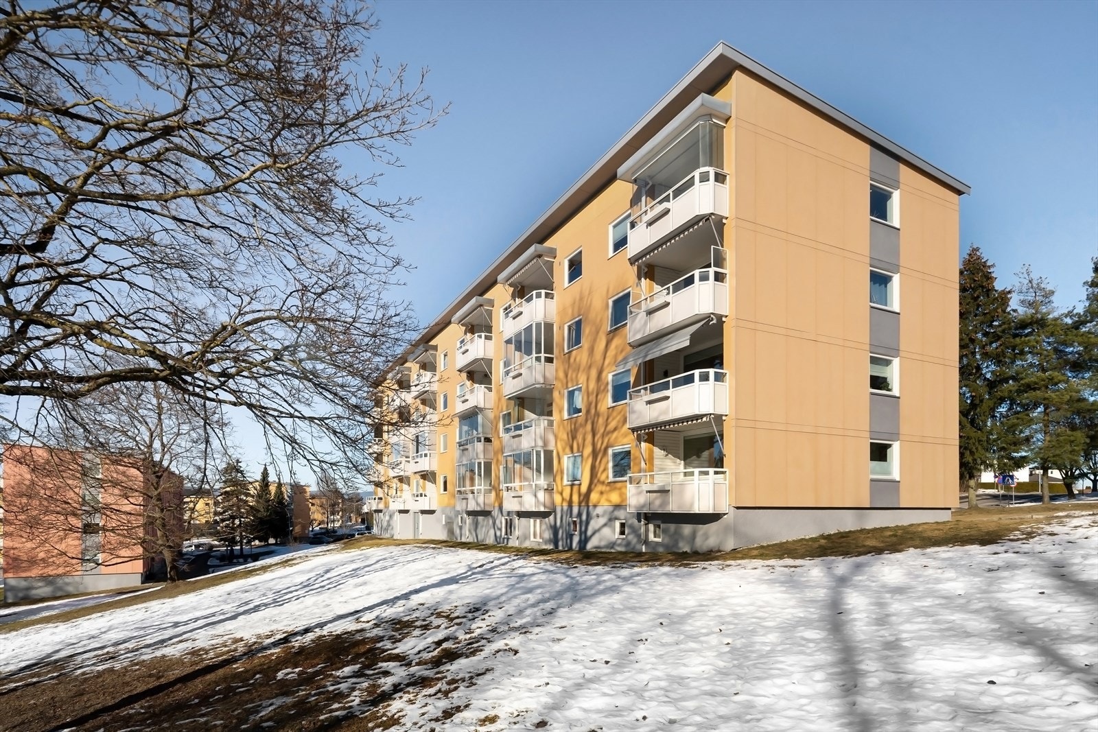 Store fellesarealer som omkranser bygget. Galleribilde