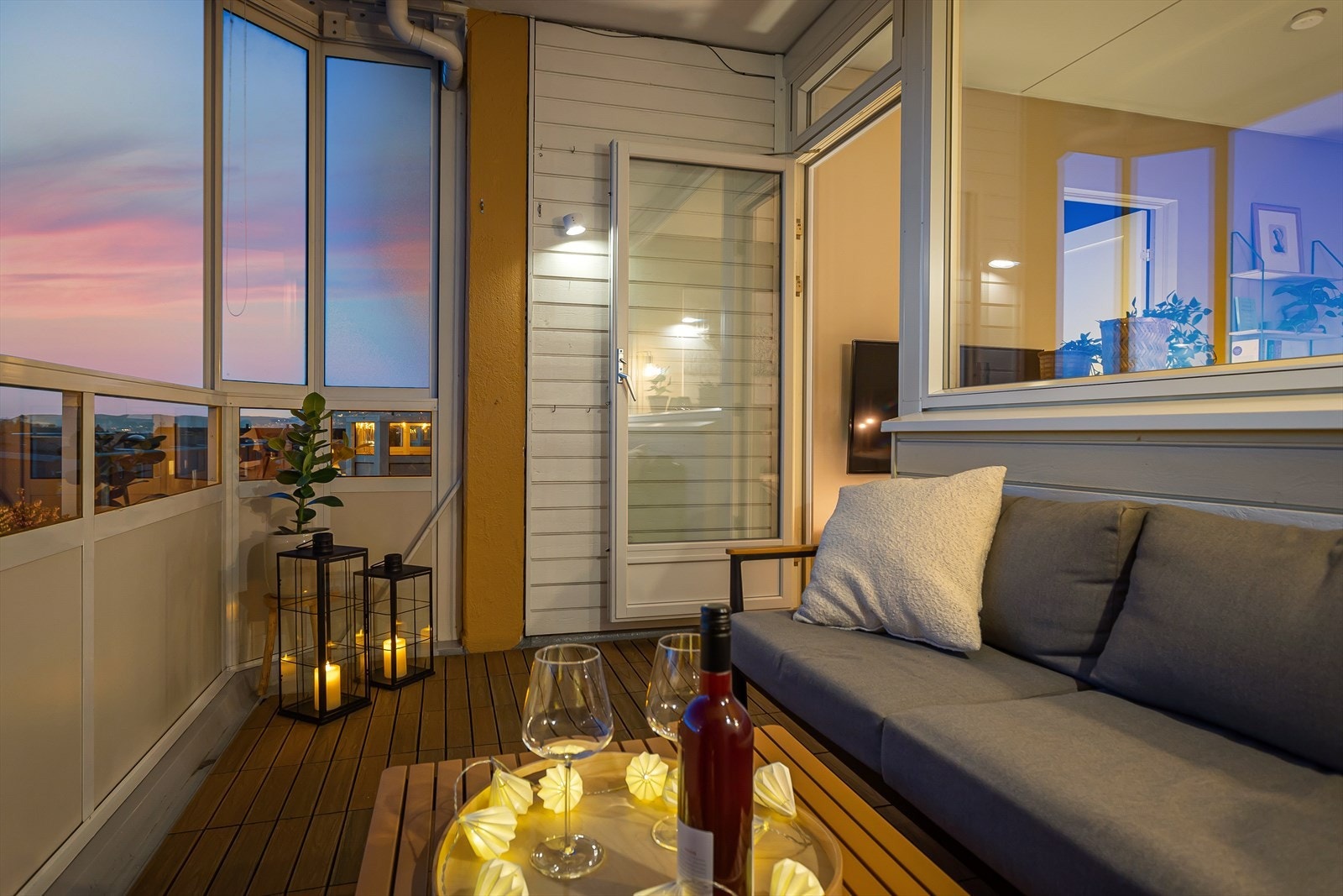 Utstyrt med glassvinduer som kan skyves til side. Galleribilde