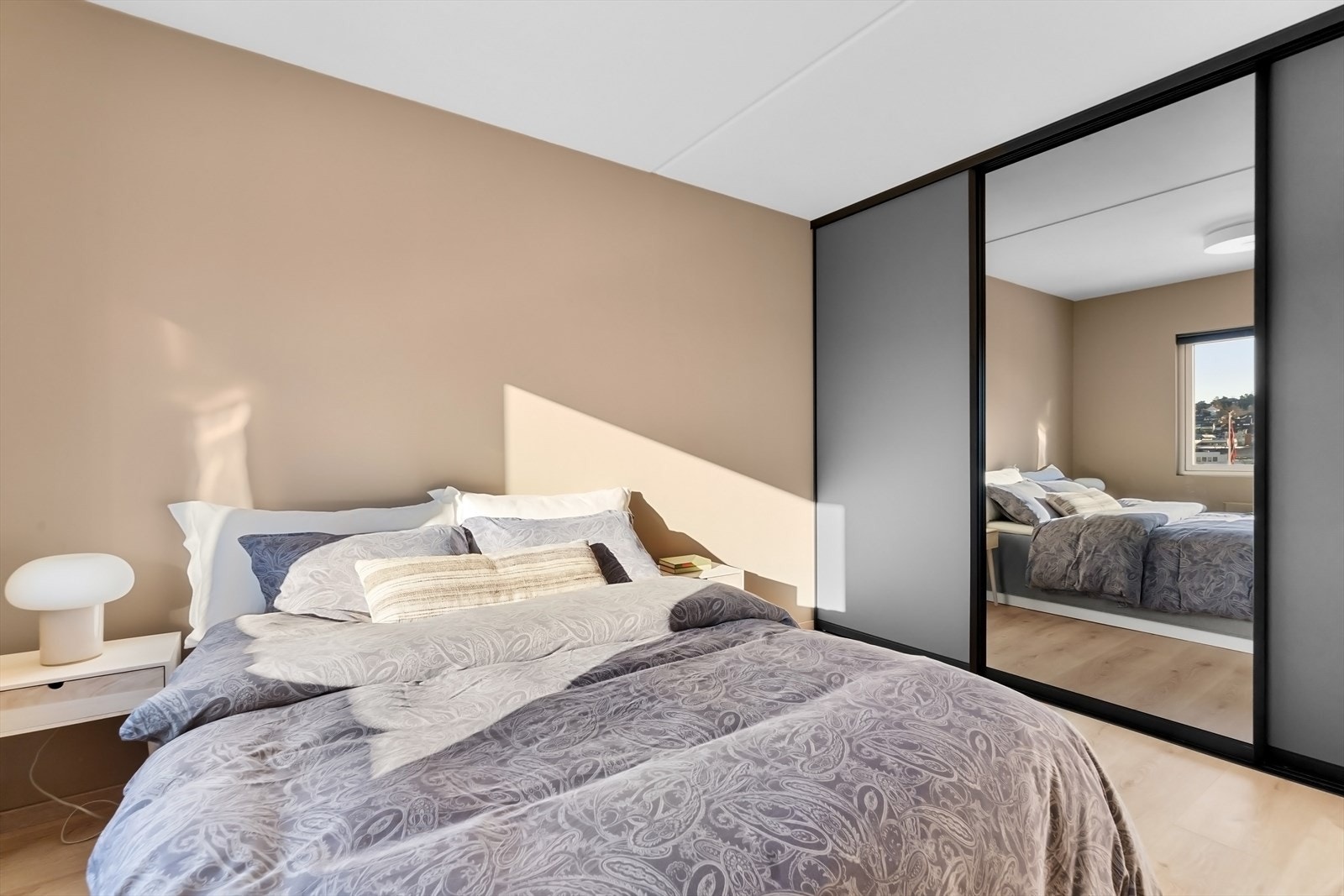 Utstyrt med stor skyvedørsgarderobe/walk-in closet. Galleribilde