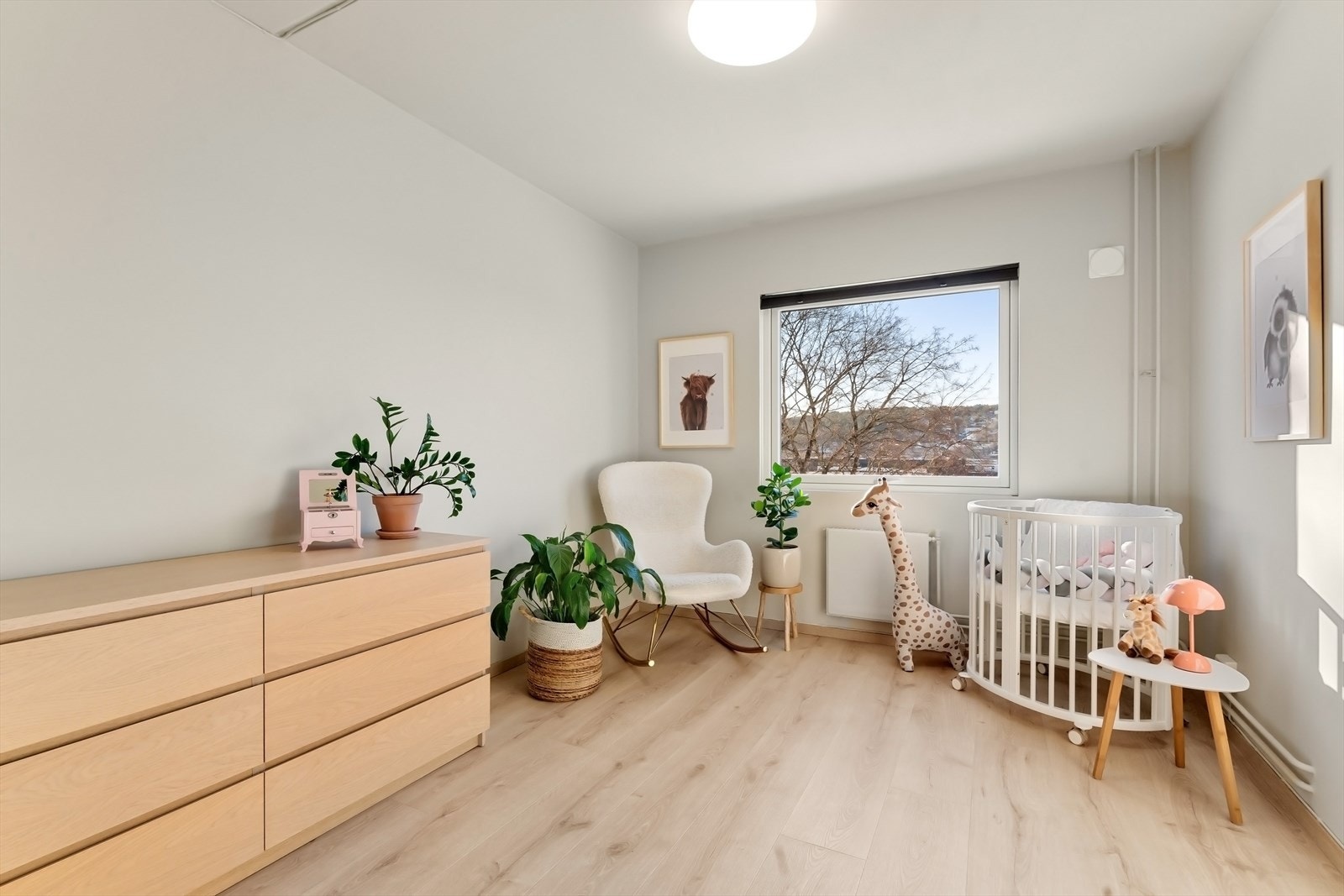 Ingen direkte innsyn og hyggelig utsikt retning sydvest. Galleribilde