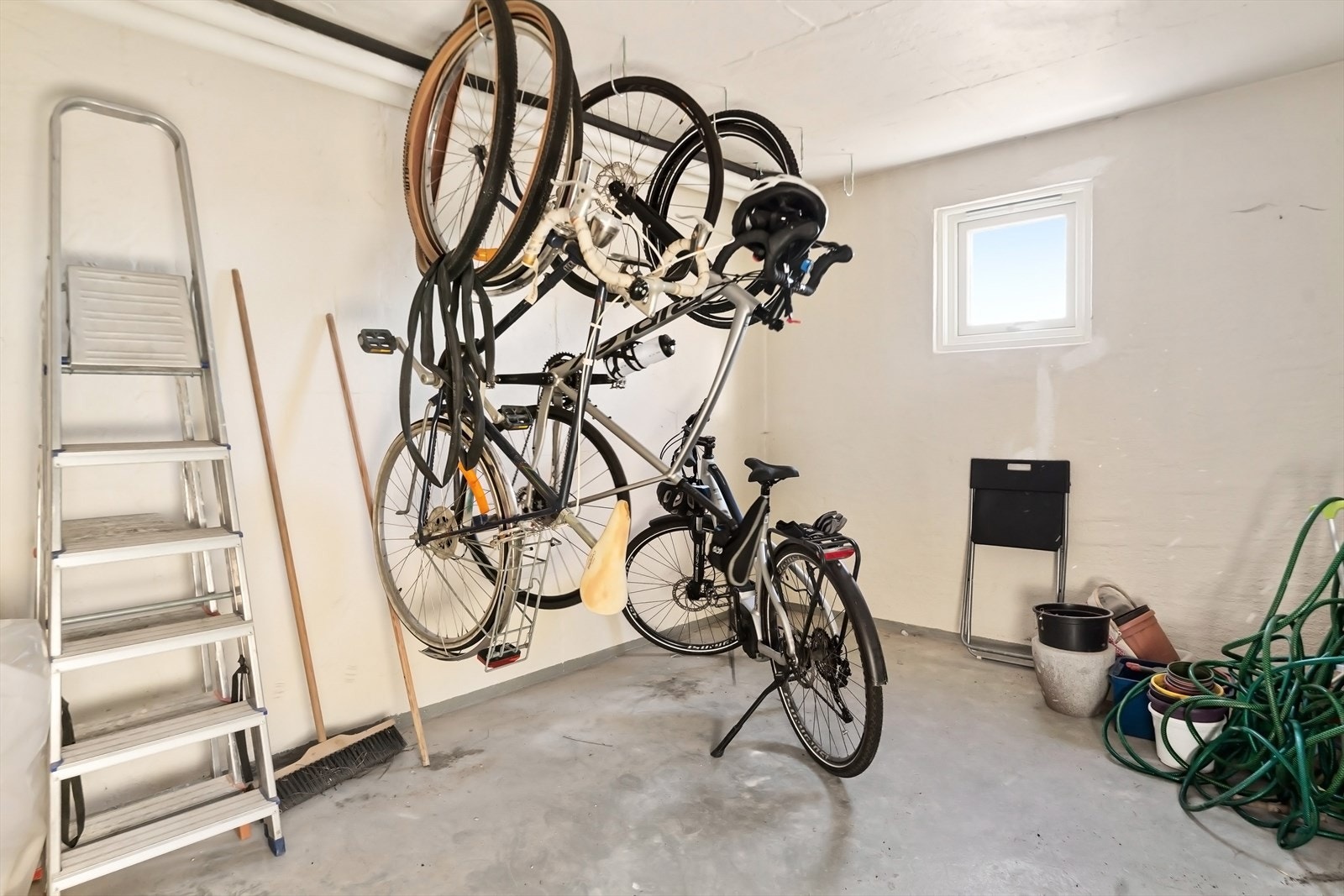 Stor, felles sportsbod, i tillegg til egen bod (4 kvm), og potetbod tilgjengelig. Også mulig å leie bod i borettslaget. Galleribilde