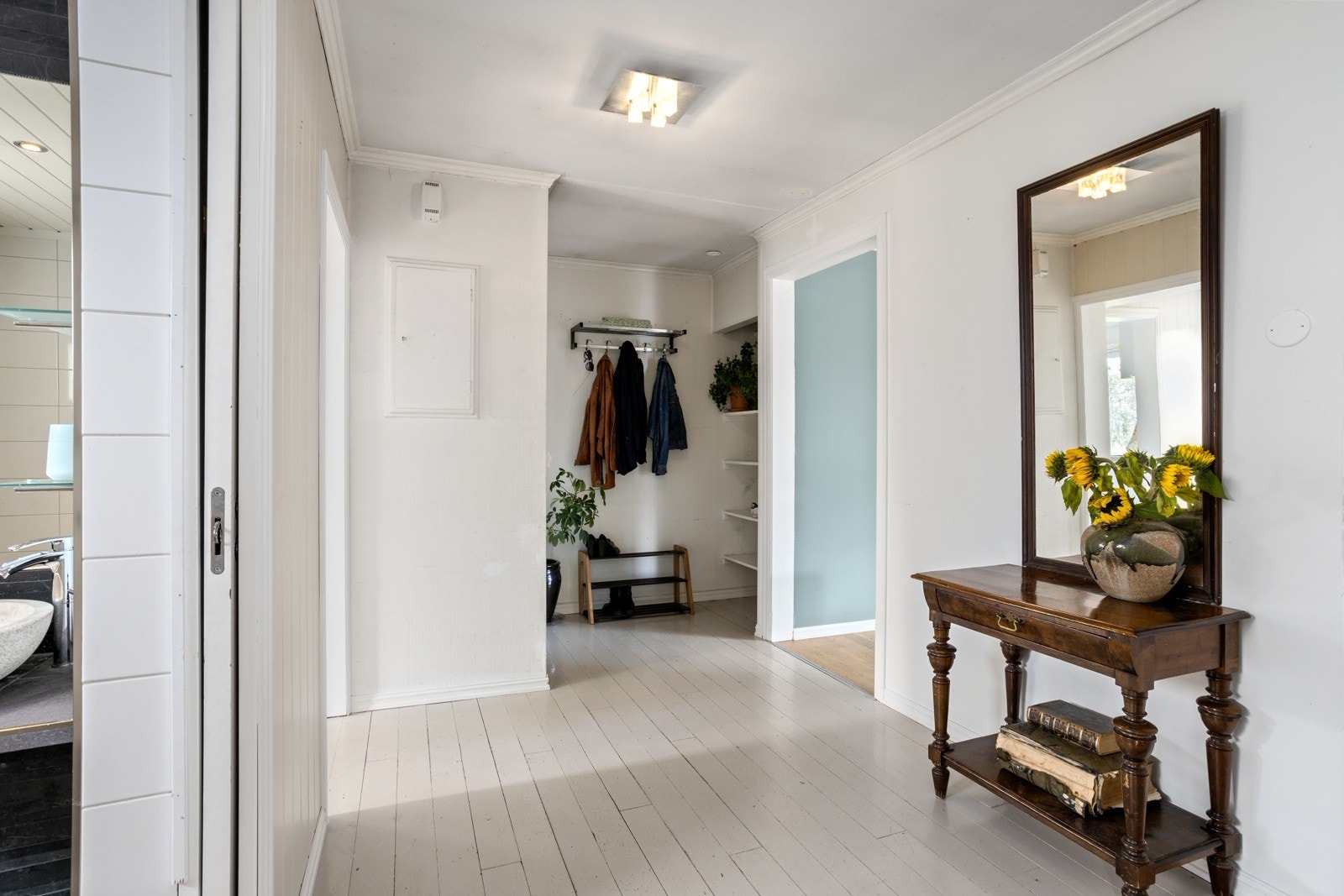 Stor hall med god plass til oppbeavring av klær og sko. Galleribilde