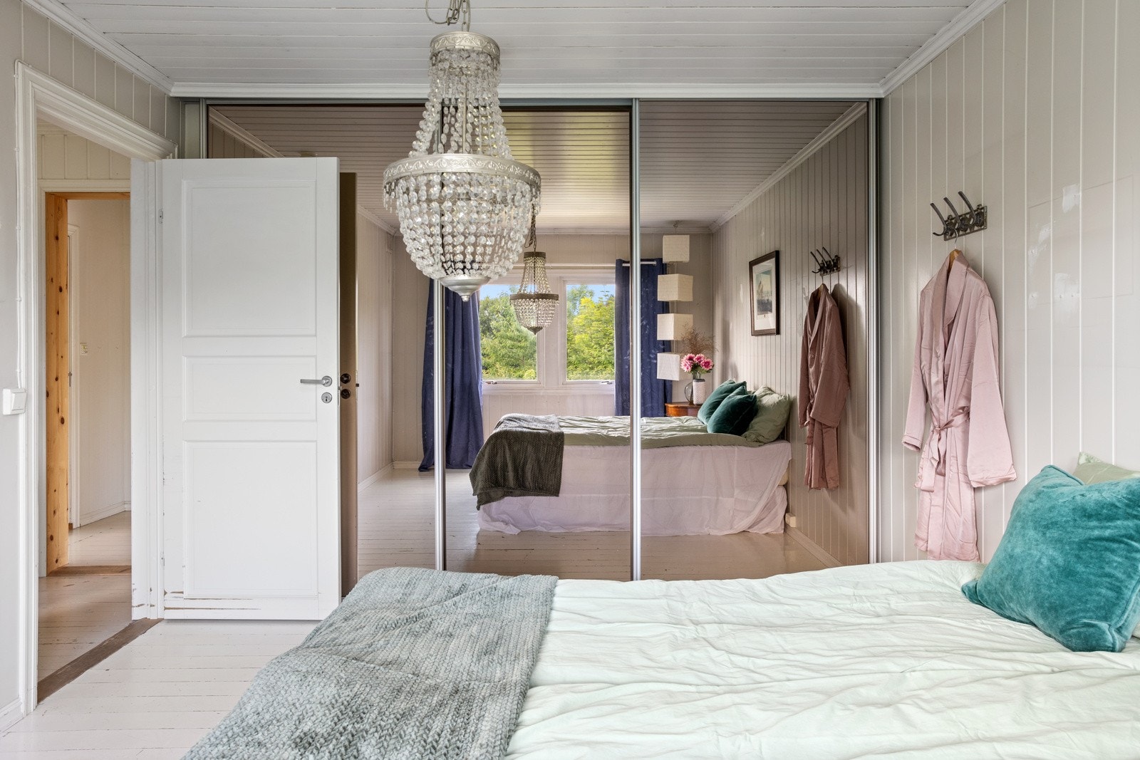 Stor skyvedørsgarderobe på hovedsoverom. Galleribilde