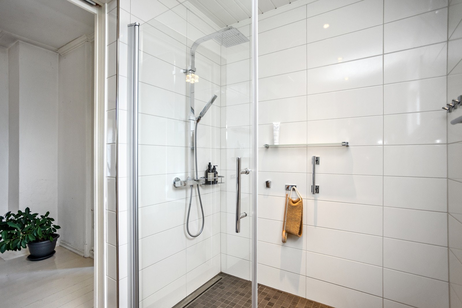 Dusjnisje med glassvegg. Galleribilde