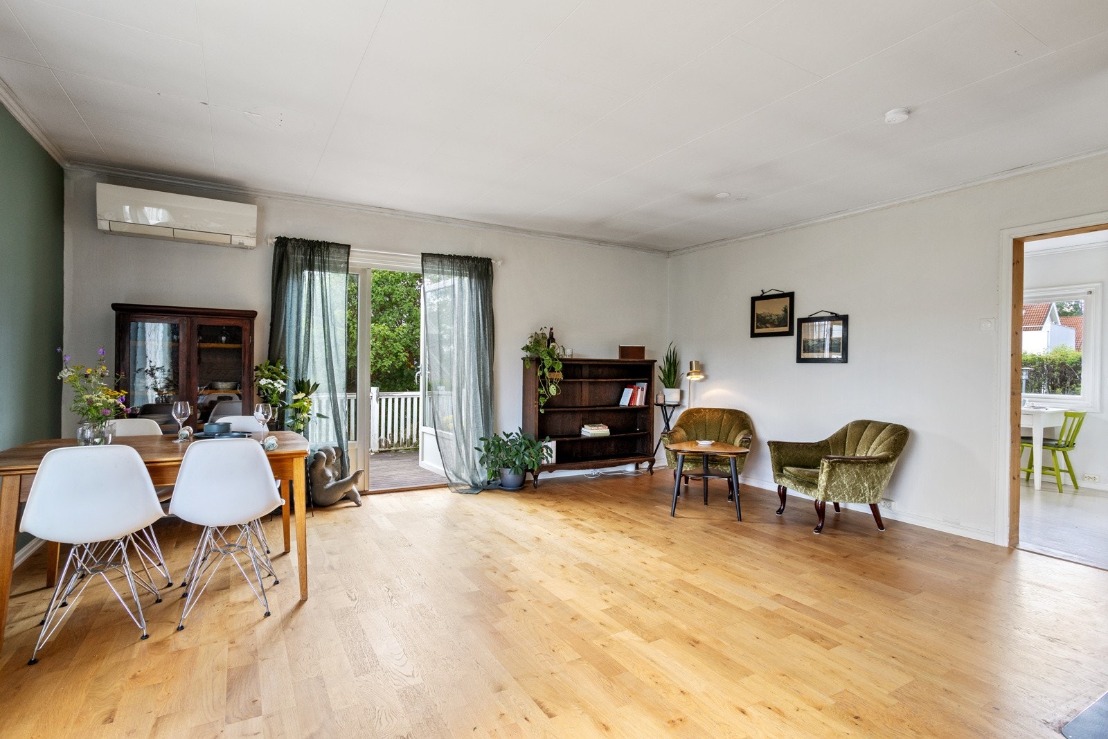 God plass til stor spisestue og adkomst til terrasse fra stue. Galleribilde