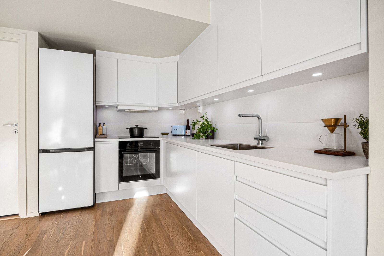 Kjøkkenet er fra Norema og ble installert i 2023. Verdt å nevne er hvitevarer fra samme år, benkeplate i keramikk, spotter under overskap og uttrekkbart blandebatteri. Galleribilde