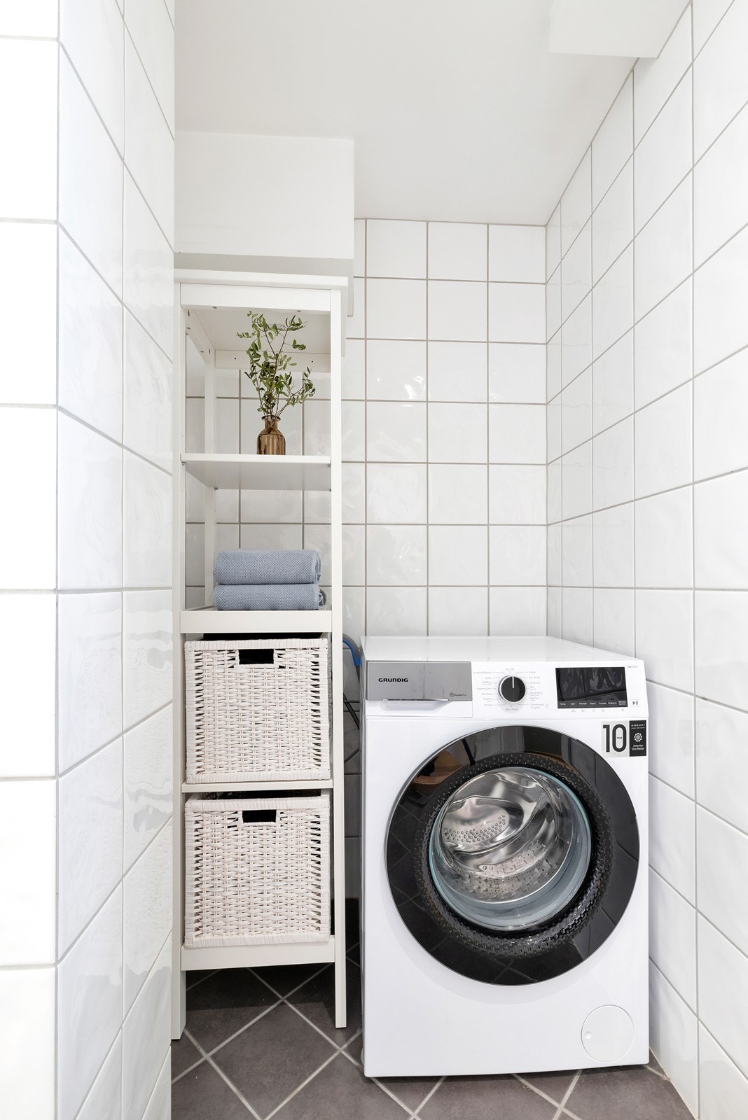 Badet har dusjhjørne, vegghengt toalett, servantskap med overspeil. Opplegg til vaskemaskin. Galleribilde