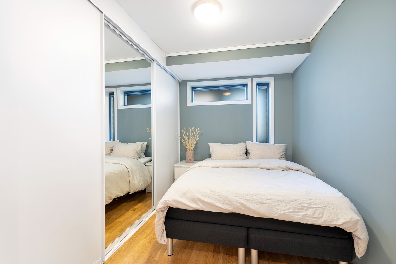 Soverom med skyvedørsgarderobe. Galleribilde