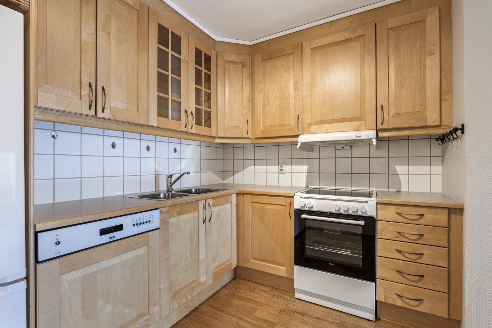 Kjøkken med hvitevarer Galleribilde