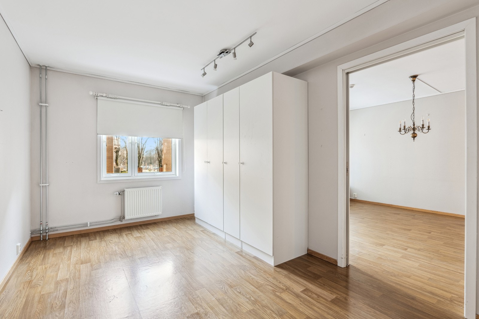 Soverom med garderobeskap Galleribilde