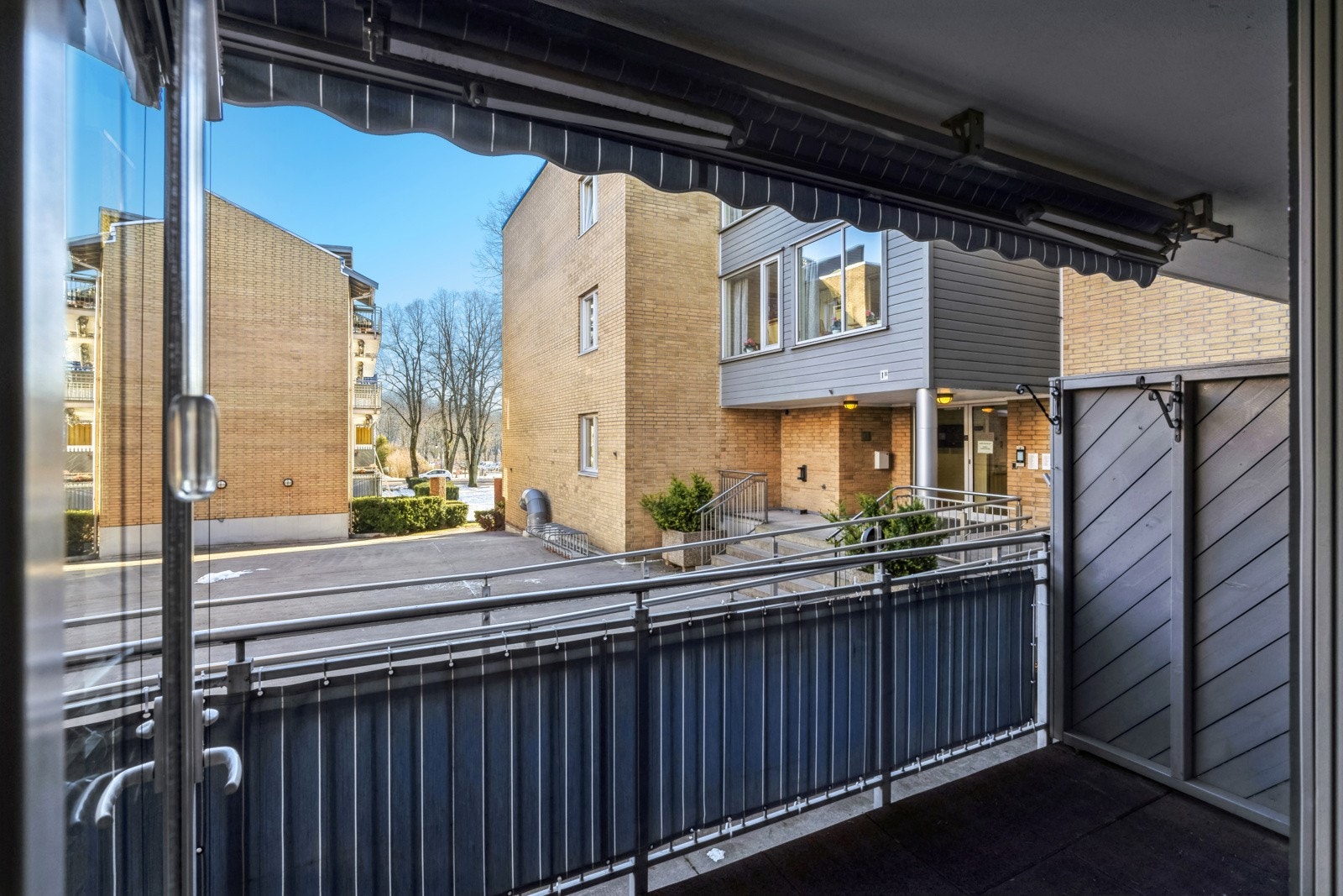 Balkong med markise og rekkverktrekk Galleribilde