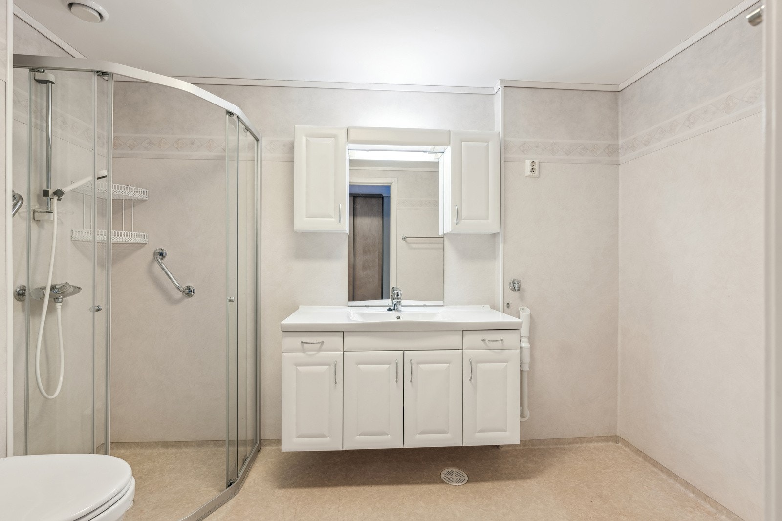 Bad med innredning, dusj, wc og opplegg for vaskemaskin Galleribilde