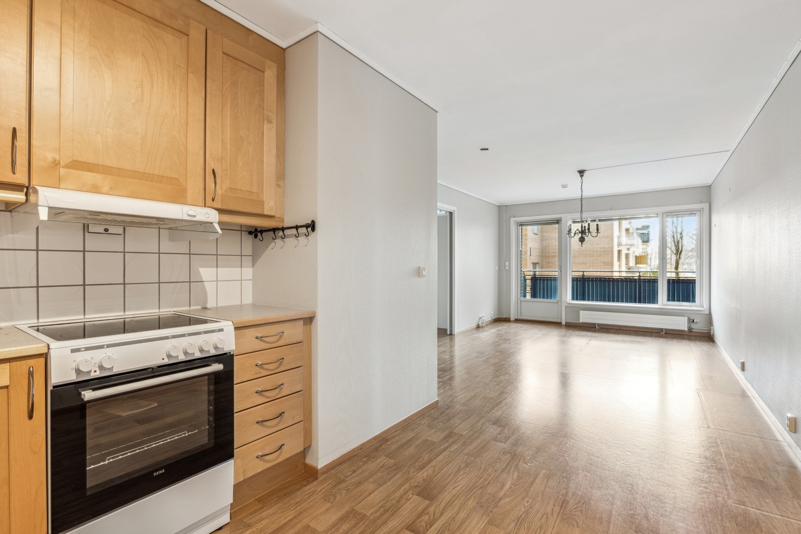 Kjøkken - det er plass til et spisebord mot stuen Galleribilde