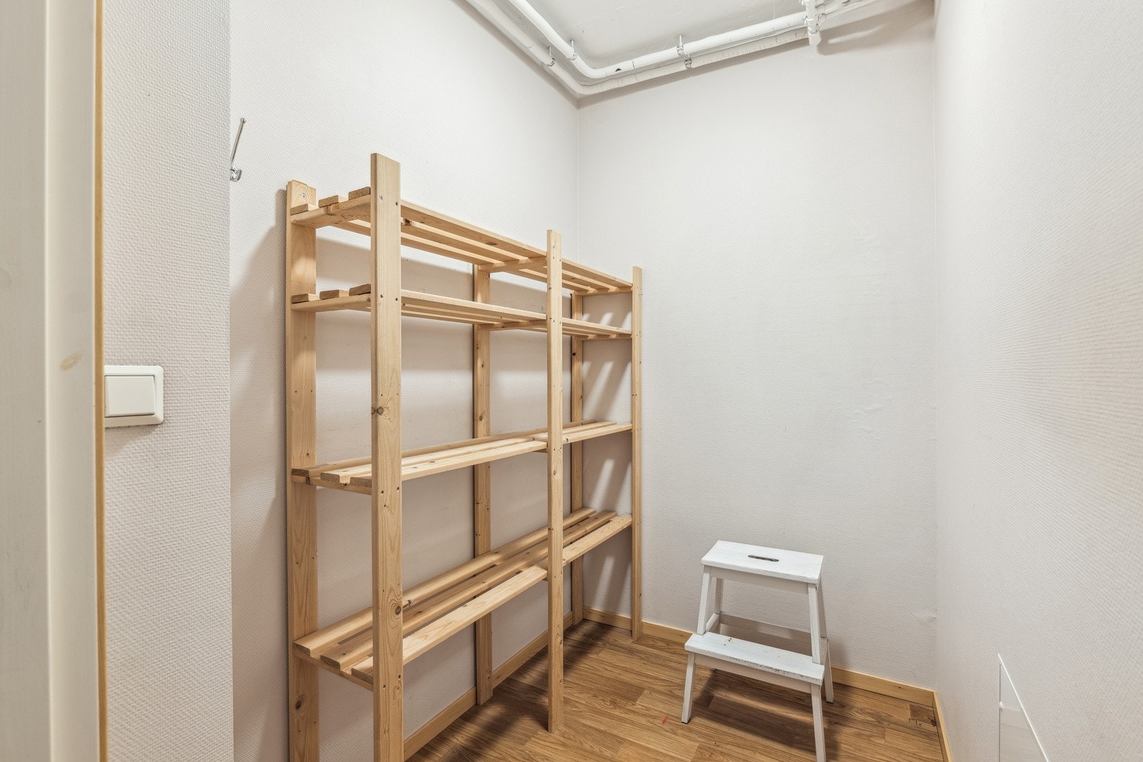 Innvendig bod med hyller som medfølger Galleribilde