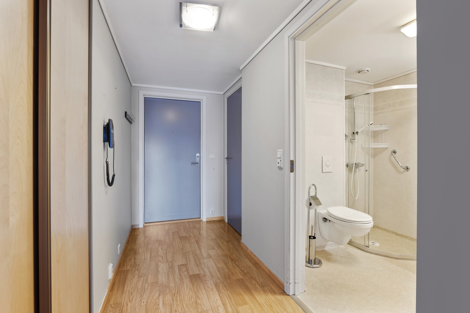 Lys gang med skyvedørsgarderobe Galleribilde