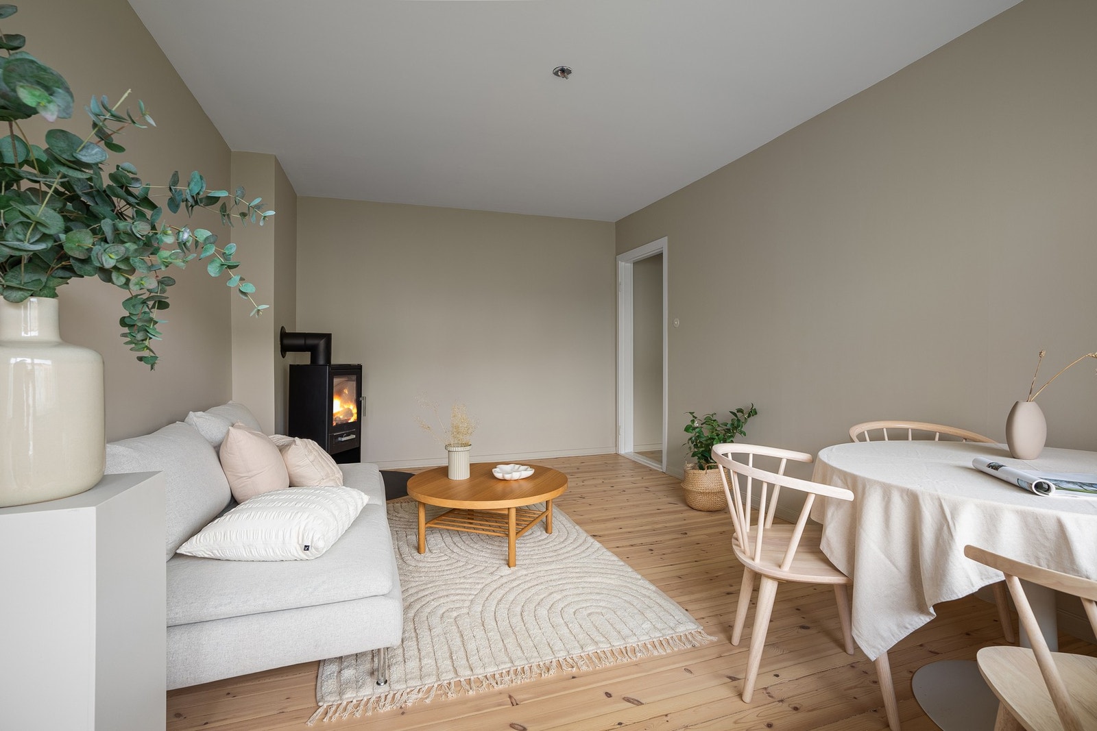 Koselig stue med lyse nøytrale farger Galleribilde