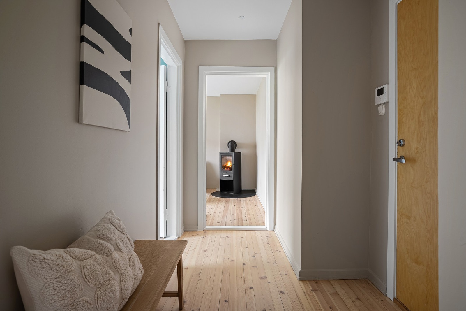 Lys gang, med plassbygd skap og plass til oppheng av yttertøy Galleribilde