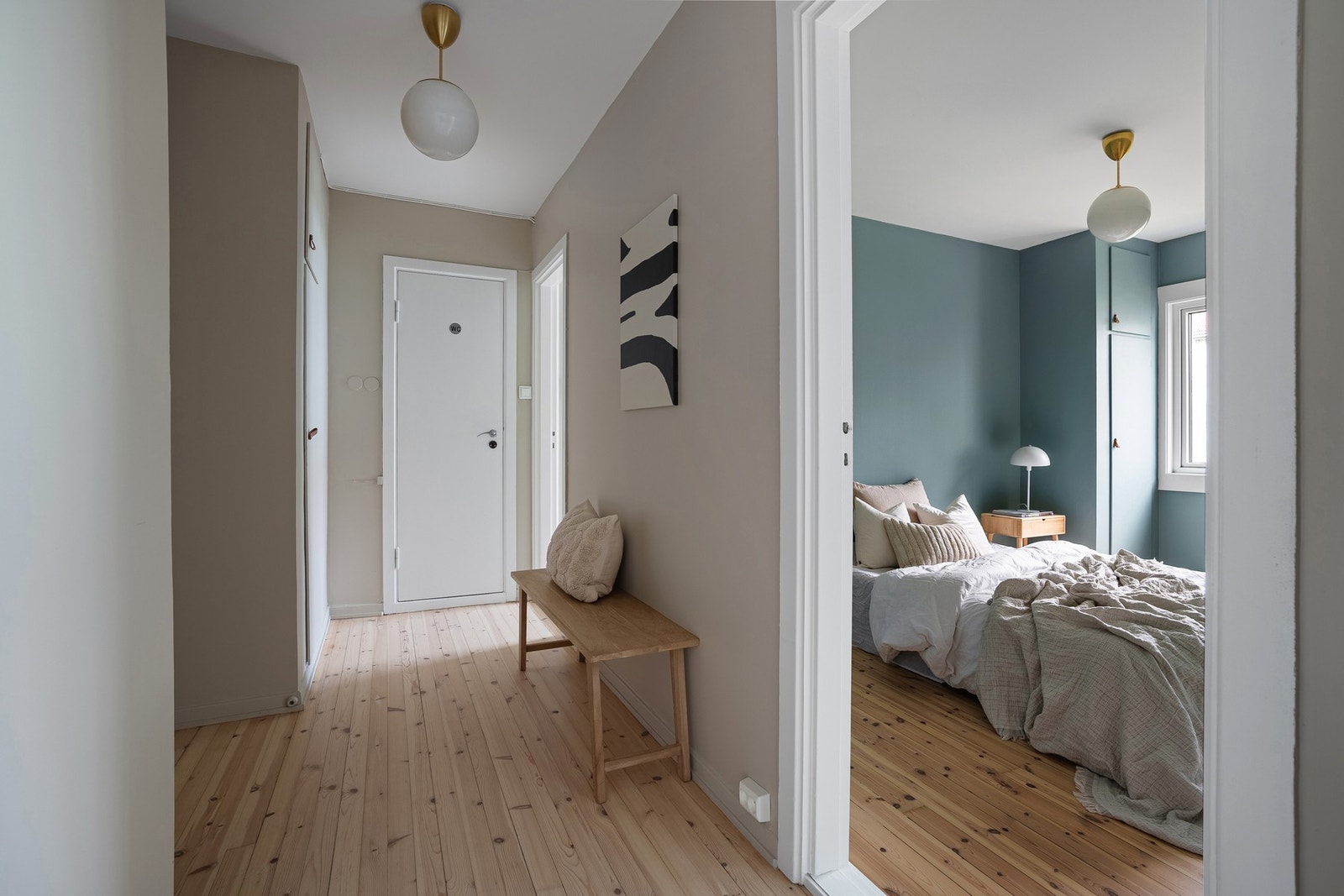 Gang, sett mot koselig soverom Galleribilde