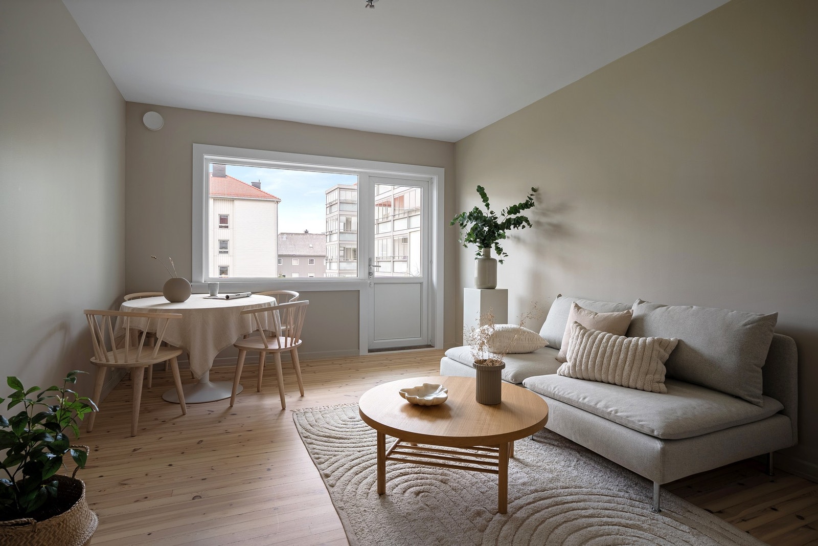 Stuen har god plass til sofagruppe og spisestueløsning Galleribilde