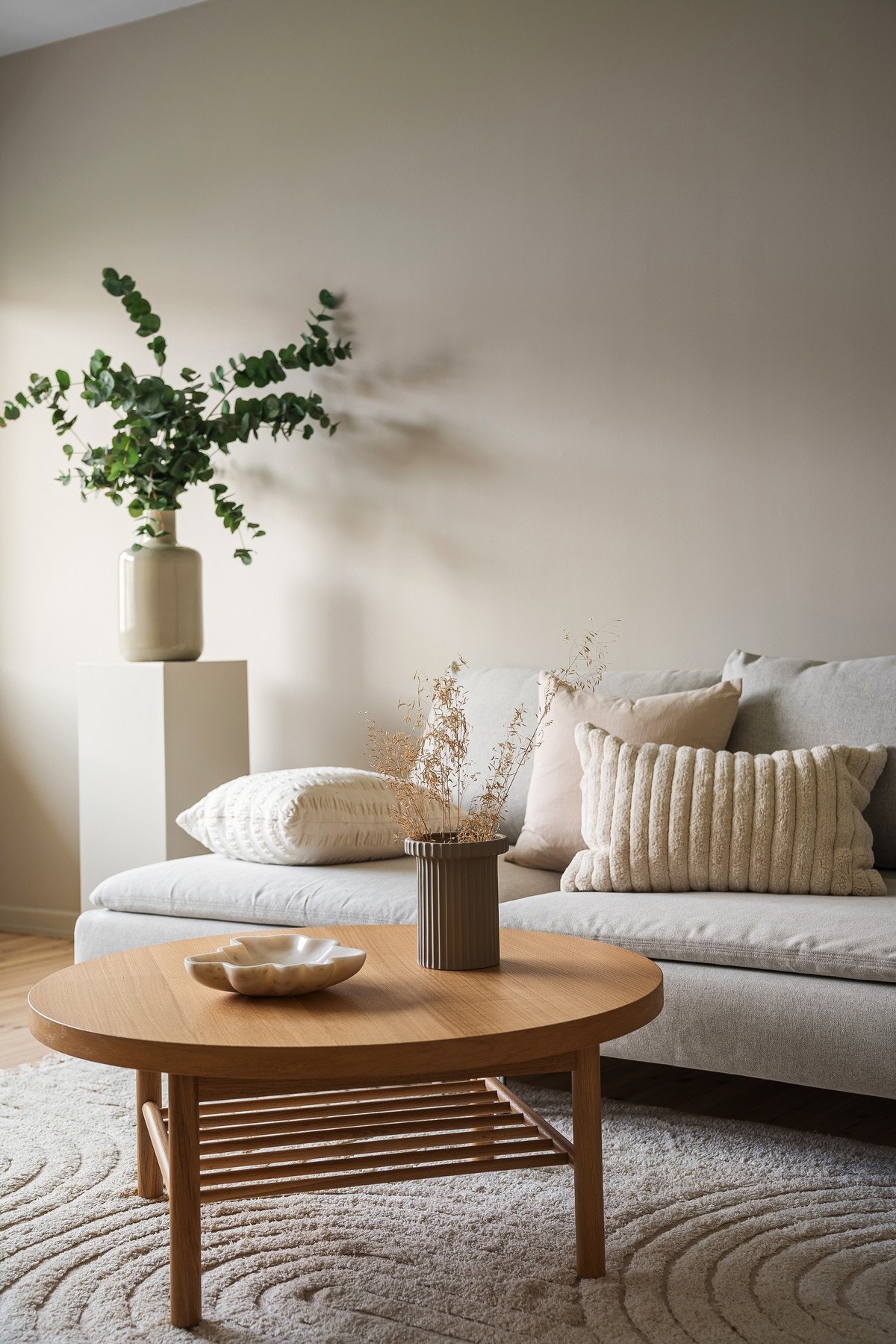 Delikat innredet stue med lyse moderne farger Galleribilde