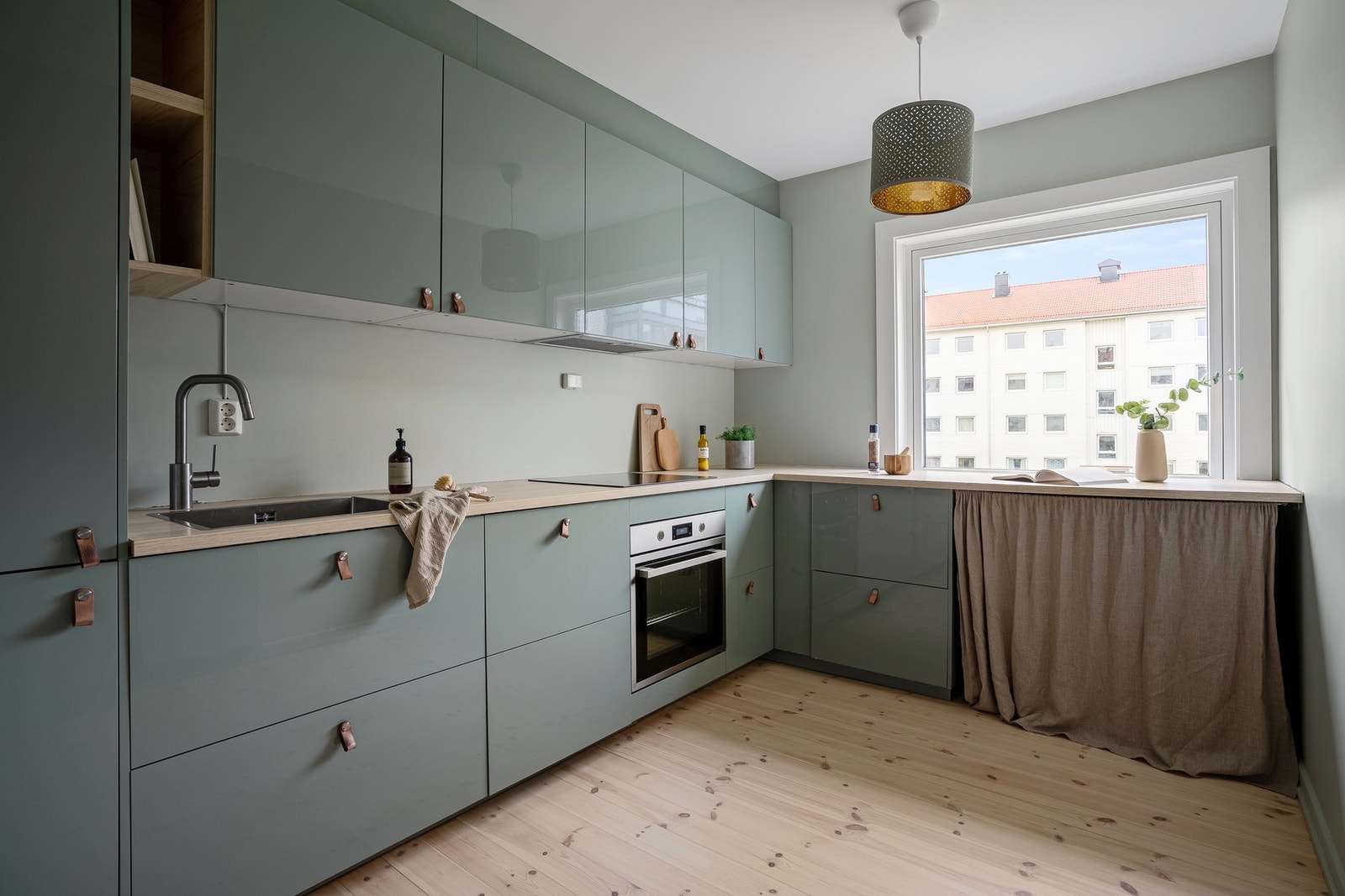 Moderne kjøkken med praktiske arbeidsflater og god skapplass Galleribilde