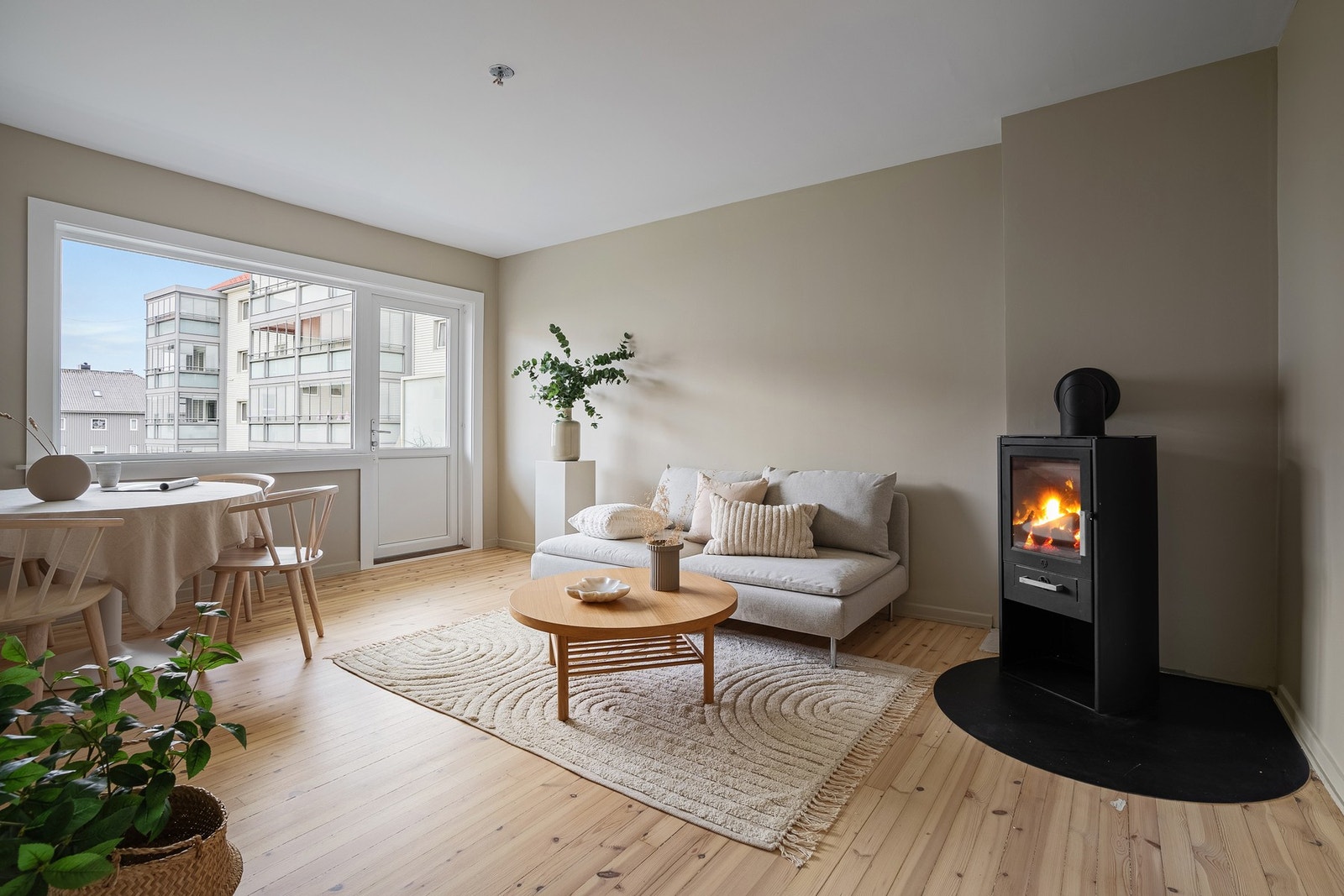 Lys og trivelig stue med utgang til solrik veranda Galleribilde