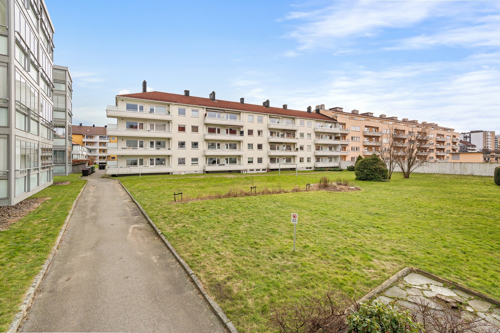 Pent opparbeidet og lunt uteområde, like ved Vabua Galleribilde