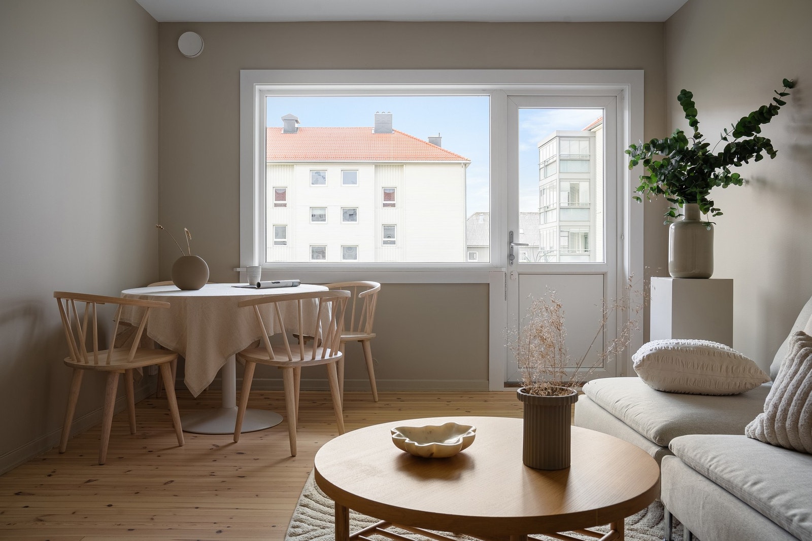 Store vindusflater som gir godt med naturlig lys Galleribilde