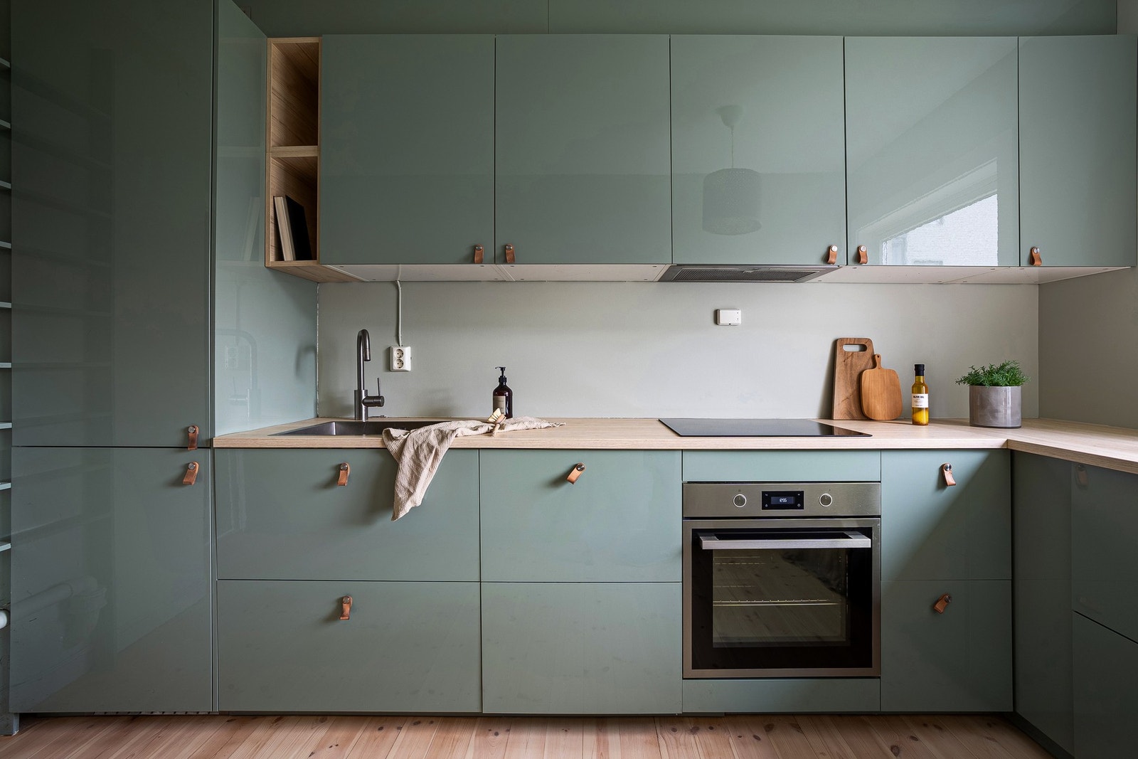 Integrerte hvitevarer som platetopp, kjøle- og fryseskap, stekeovn og oppvaskmaskin Galleribilde