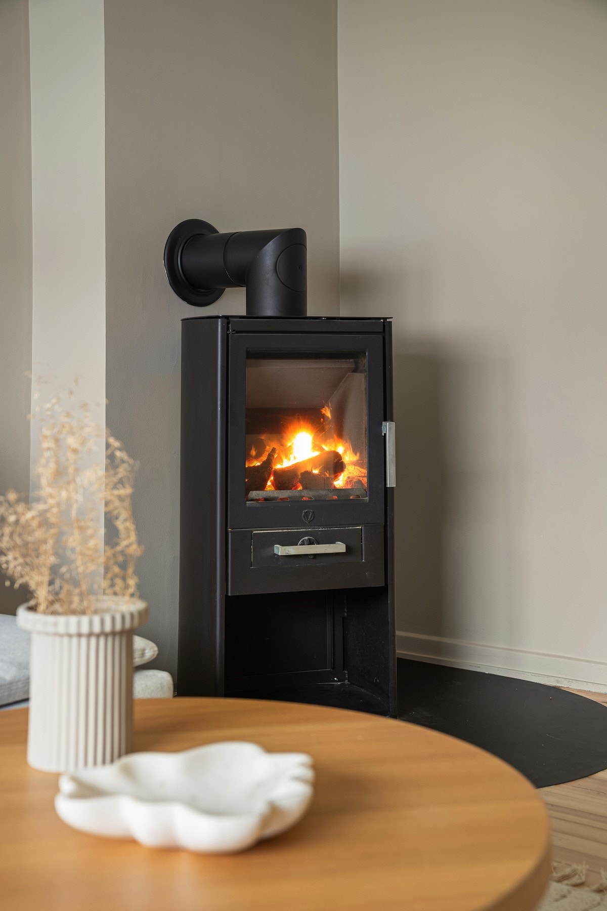 Vedovn med glassdør plassert i et hjørne av stuen Galleribilde