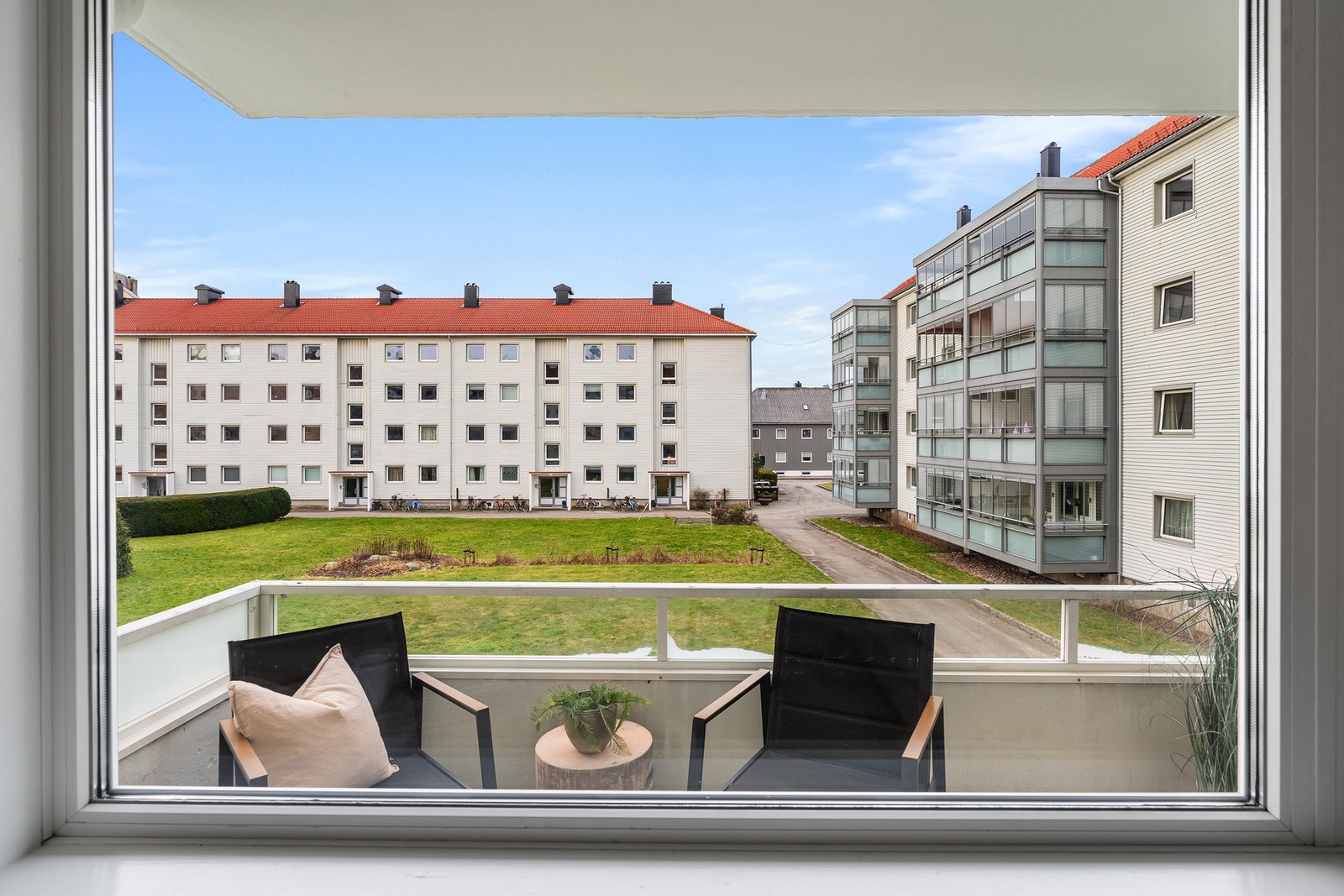 Utsyn fra stue og veranda Galleribilde