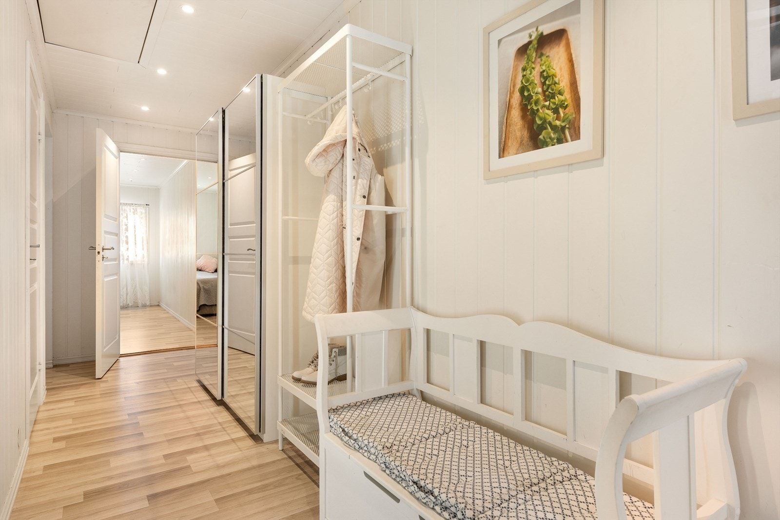 Romslig entré med god plass til å sette fra seg yttertøy og sko. Galleribilde