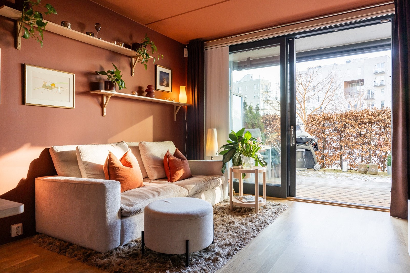 Stuen får plass til det du måtte ønske av møblement, og her har du direkte utgang til den herlige markterrassen på hele 12 kvm. Galleribilde