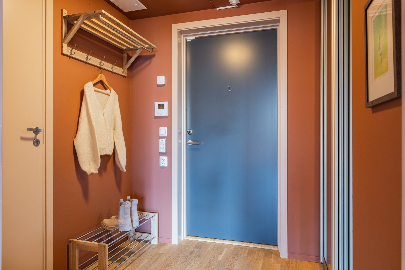 Når du åpner døren inn til leiligheten trer du inn i en varm og lun atmosfære der du umiddelbart føler deg som hjemme. Entréen gir gode lagringsmuligheter med både skyvedørsgarderobe og mulighet for oppheng på vegg Galleribilde