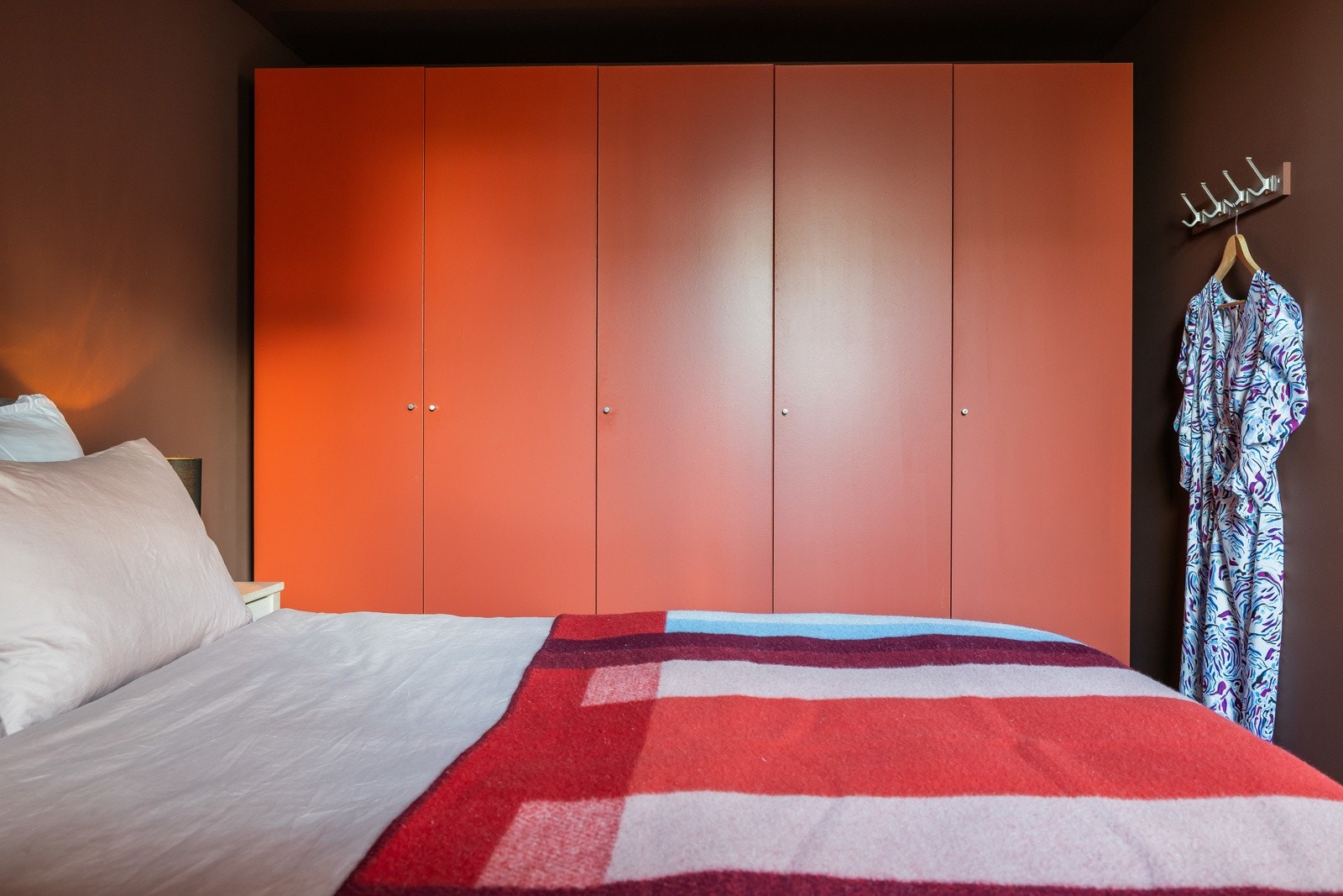 Rikelig med lagringsplass. Det disponeres også en romslig bod i kjelleren. Galleribilde