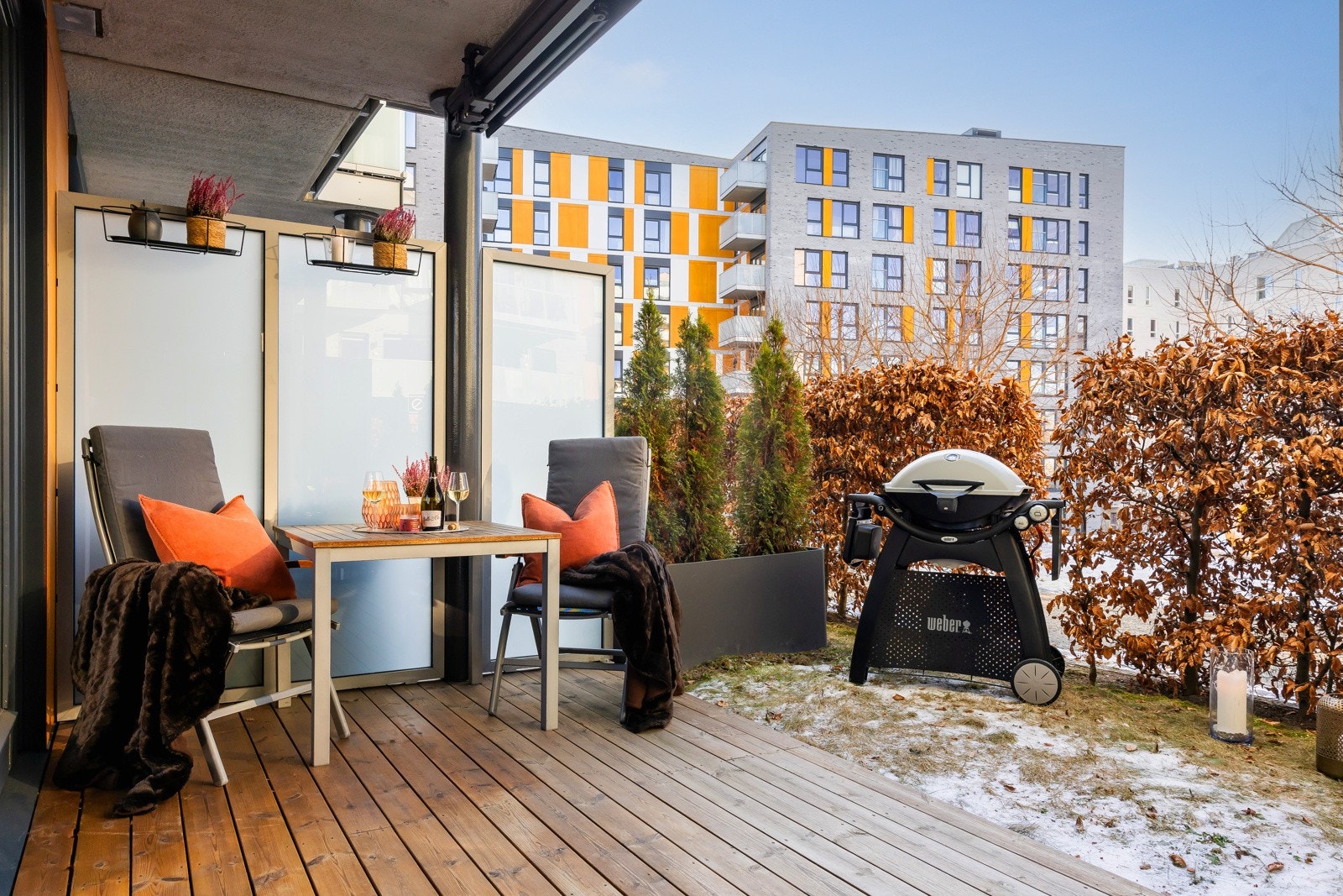 Markterrassen er vestvendt og her kommer solen inn på plenen fra ca. 12-tiden, og går ned bak bygget til høyre rundt 19/19:30 på sommerstid. Solforhold vil naturlig nok variere med årstidene, men her kan du nyte middager og solrike dager! Galleribilde