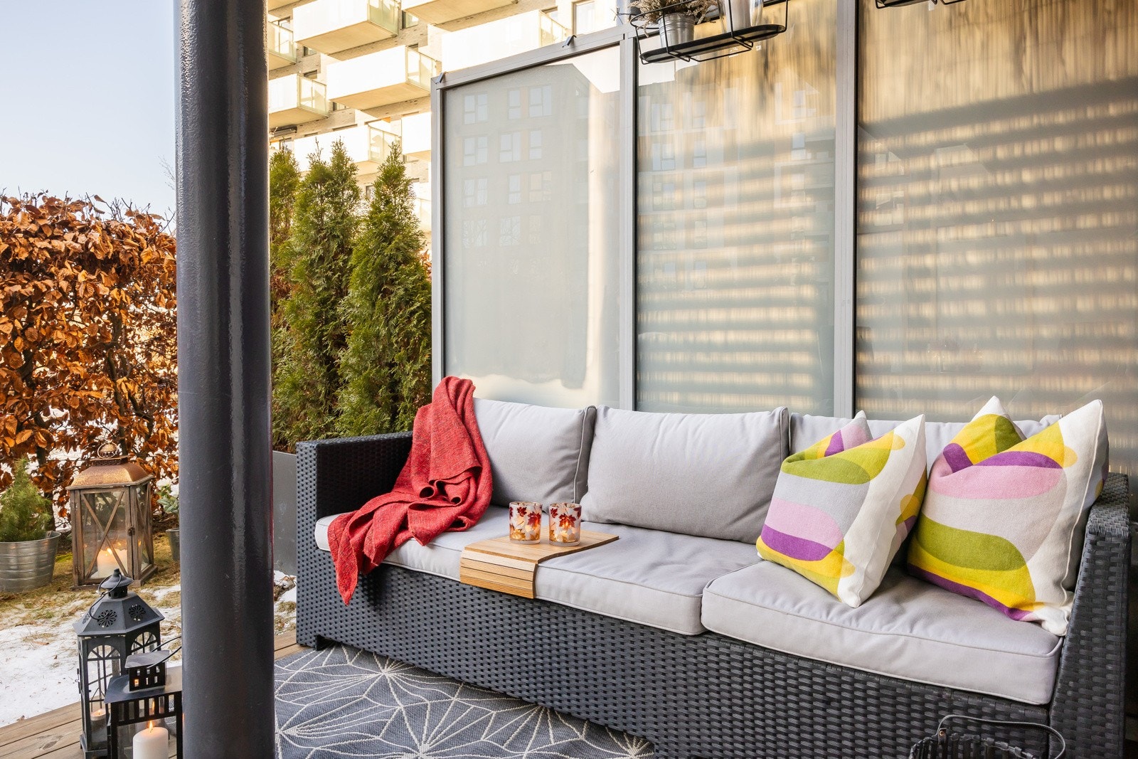 Terrassen vender mot et skjermet grøntområde og oppleves svært usjenert. Galleribilde