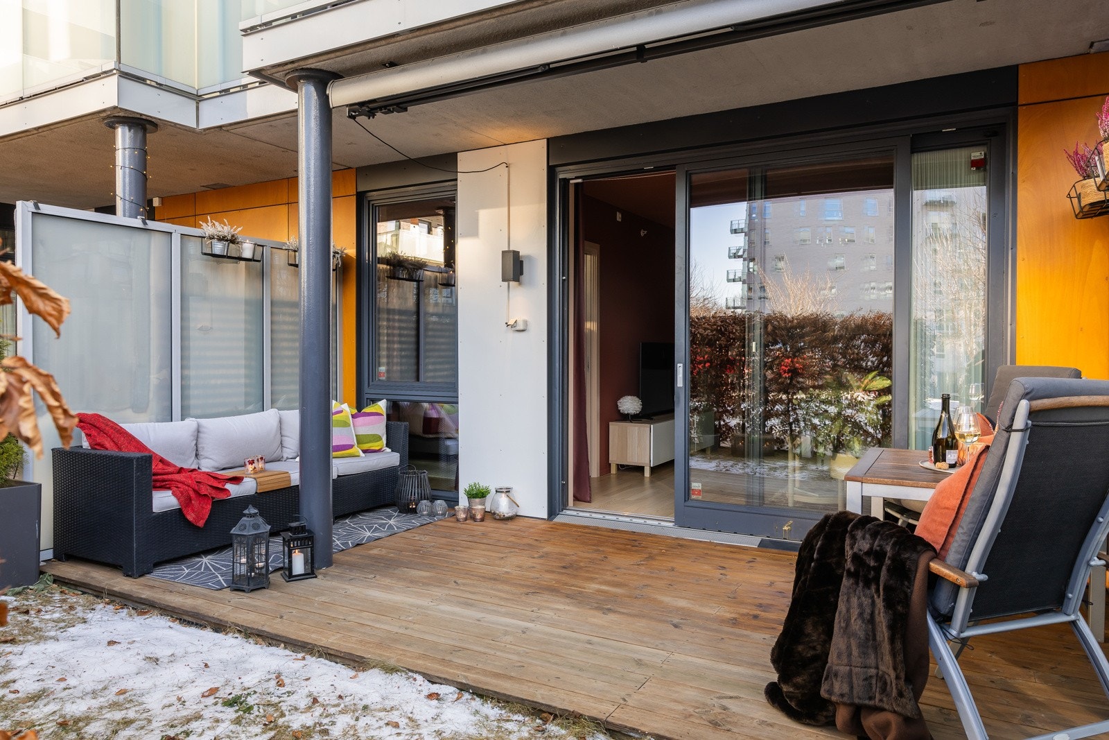 Start sommeren i ny leilighet. I mai blomstrer hekken og blir grønn og heldekkende. På den store markterrassen er det god plass til både sofagruppe, spiseplass og grill. Galleribilde