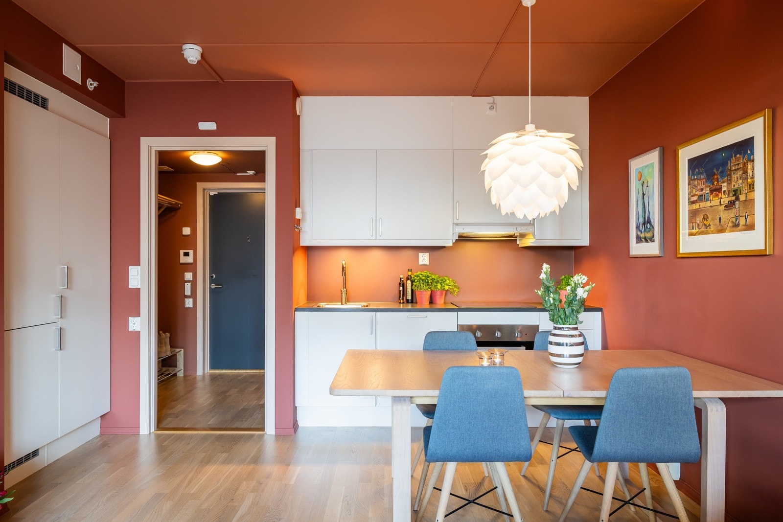 God plass til stor spisestue i hverdagen. Her kan du også ha illeggsplate og trekke ut til langbord! Galleribilde