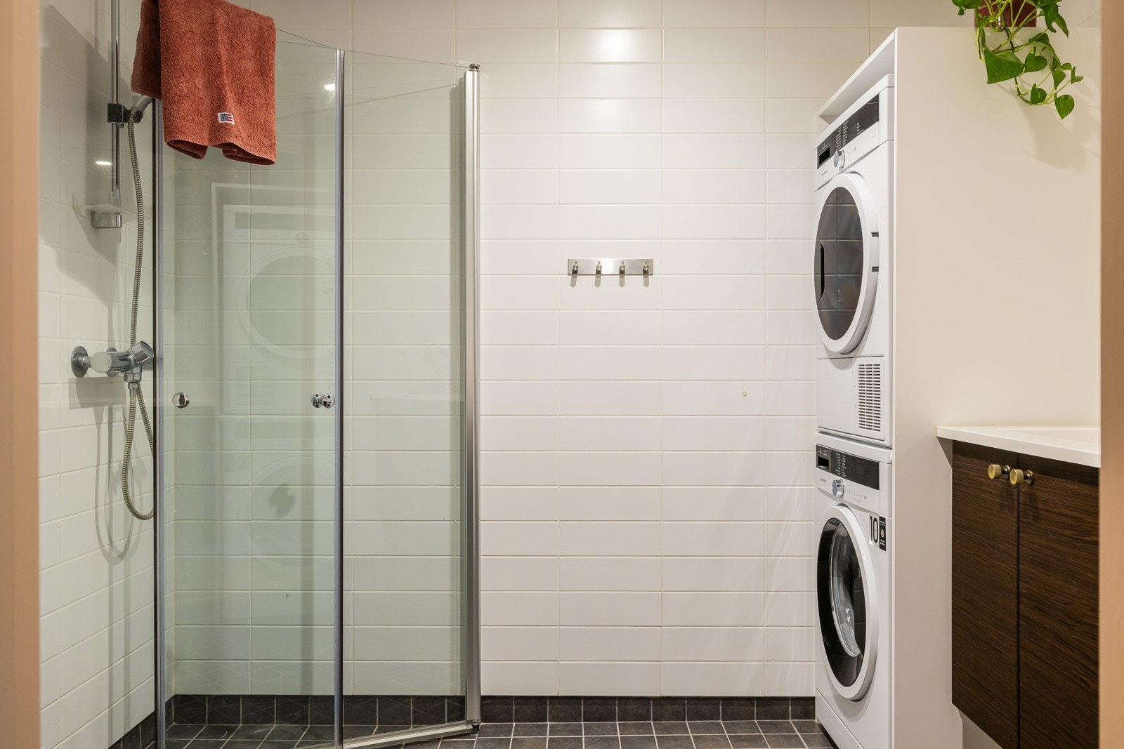 Moderne, flislagt bad fra 2016. Galleribilde