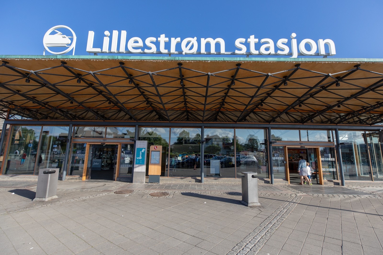 Lillestrøm togstasjon og bussterminal. Avganger med toget inn til Oslo S hvert 10. minutt. Galleribilde