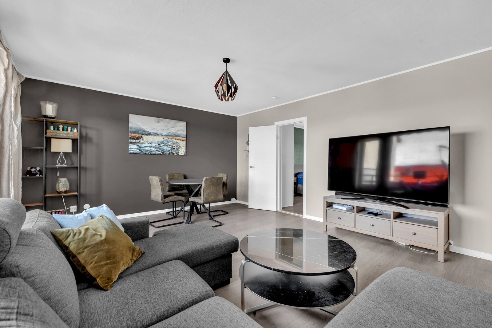 Stuen er lun, romslig og enkel å møblere. Galleribilde