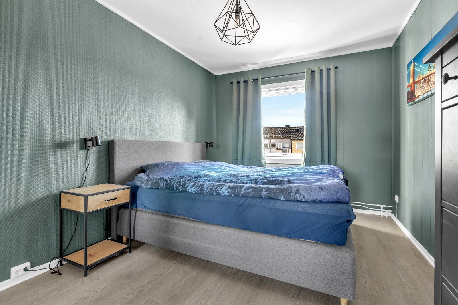 Leiligheten har to soverom i hver sin ende, ett med adkomst fra entreen og ett innenfor stuen. Galleribilde