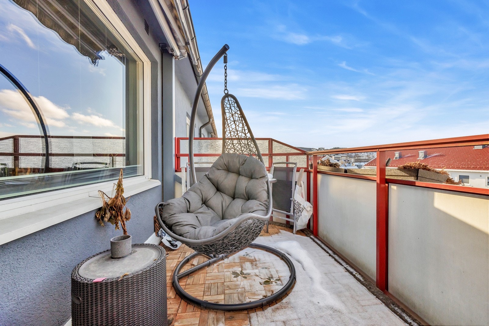 Balkongen måler ca. 7,5 kvm og har betongdekke med trefliser og plass til en hyggelig sittegruppe. Galleribilde