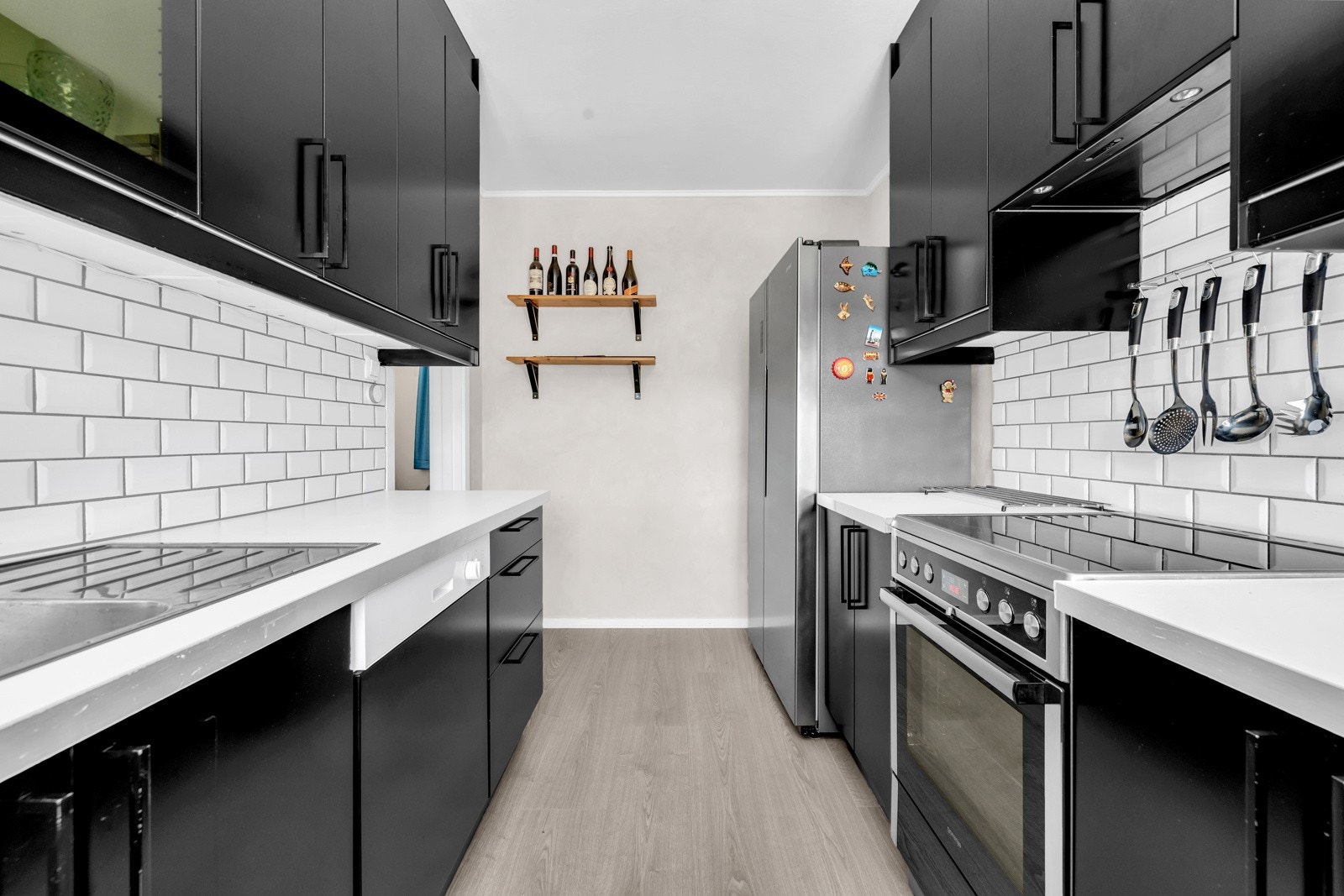 Kjøkkenet har takhøy innredning fra 2011 langs to vegger. Galleribilde