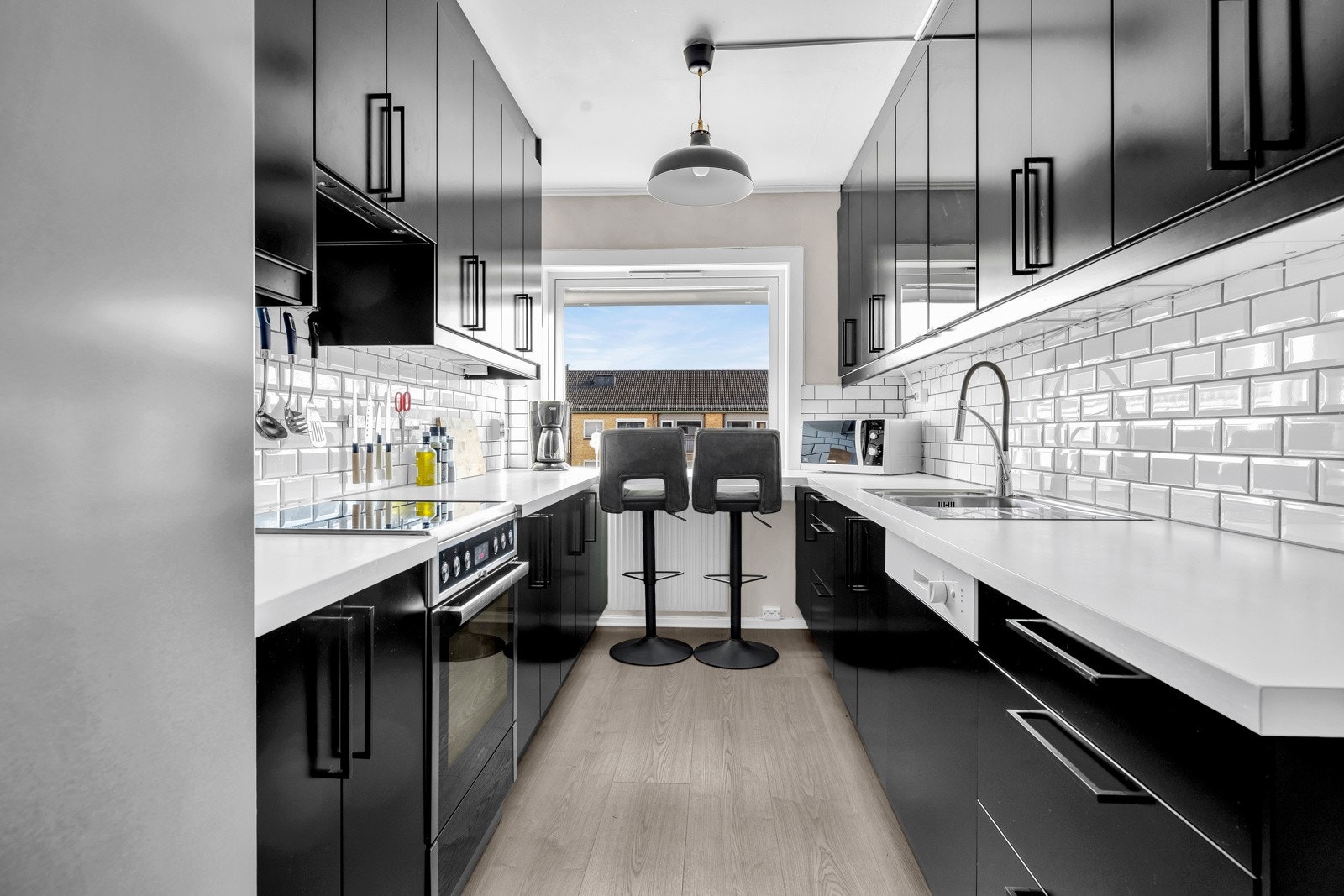 Kjøkkenet ligger i et eget rom og har adkomst fra gangen. Galleribilde